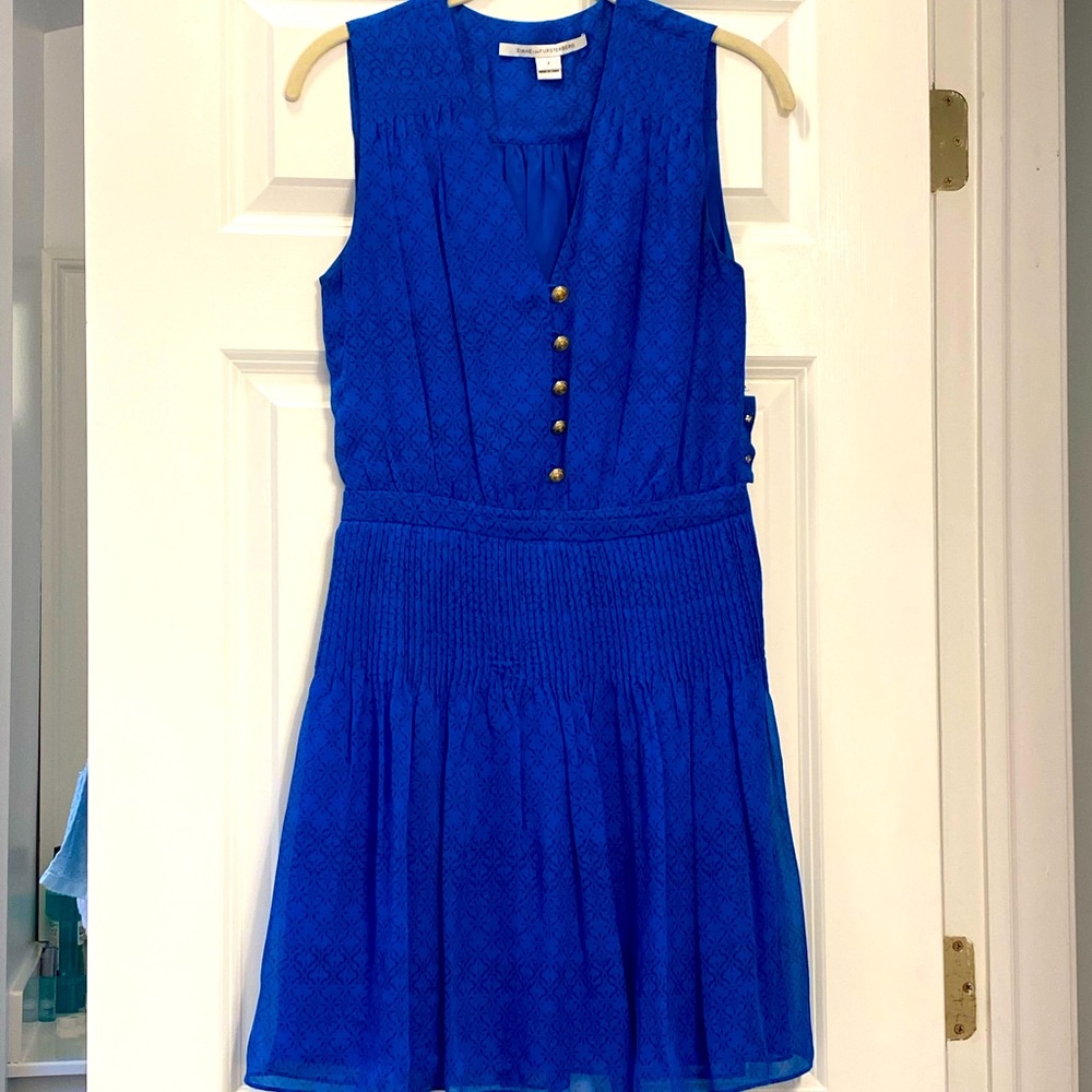 Beautiful silk Diane von Furstenberg dress with gold nautical buttons size 2